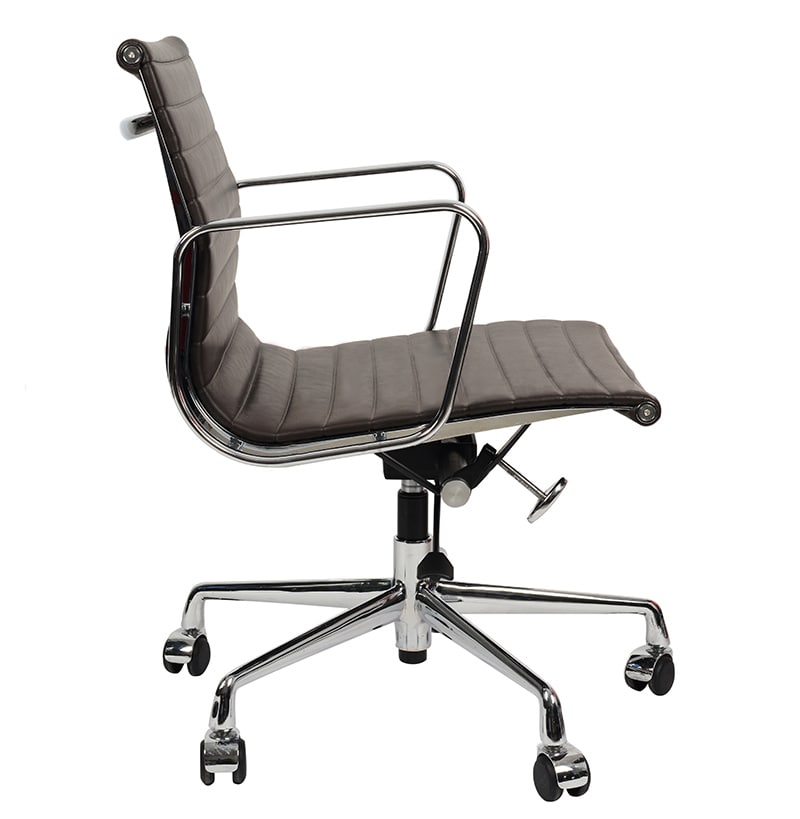 Эргономичное кресло Eames Ribbed Office Chair EA 117, кофейная кожа