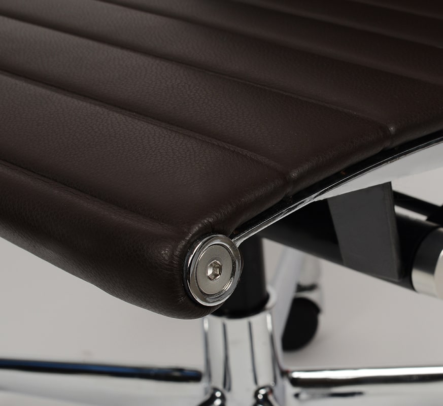 Эргономичное кресло Eames Ribbed Office Chair EA 117, кофейная кожа